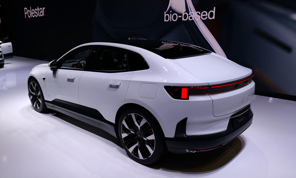 Eine Rückansicht des Polestar 4 auf der NYIAS 2024. 