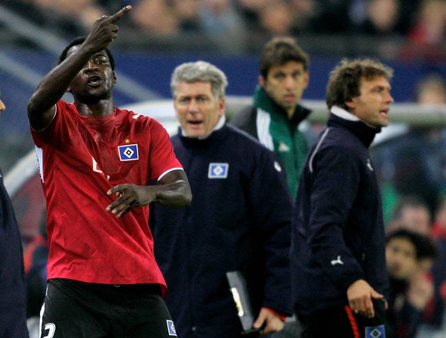 TIMOTHEE ATOUBA wurde im Champions-League-Spiel des HSV gegen ZSKA Moskau bei seiner Auswechslung ausgepfiffen. Das gefiel dem Kameruner überhaupt nicht, er zeigte den eigenen Fans den Stinkefinger. Dafür gab es nachträglich die Rote Karte