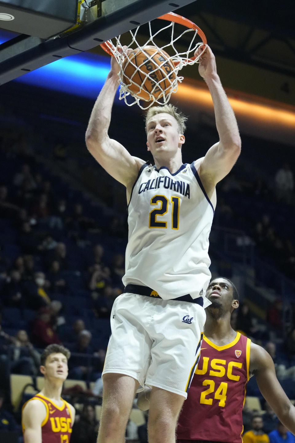 California center Lars Thiemann (21) dunks the ball against Southern California during the first half of an NCAA college basketball game in Berkeley, Calif., Wednesday, Nov. 30, 2022. (AP Photo/Godofredo A. Vásquez)