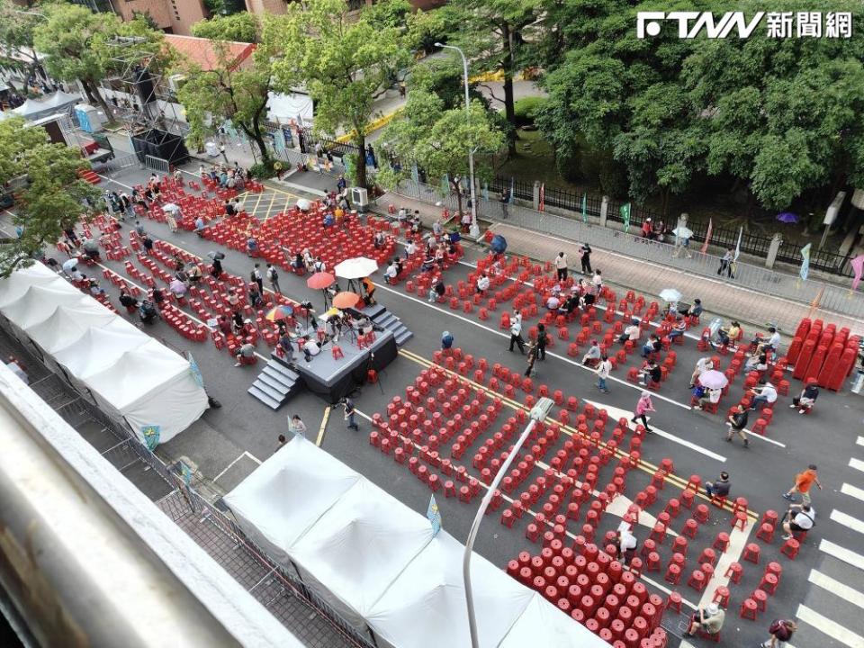 「青鳥行動」再起，民眾聚集在濟南路抗議。（圖／記者盧逸峰攝）