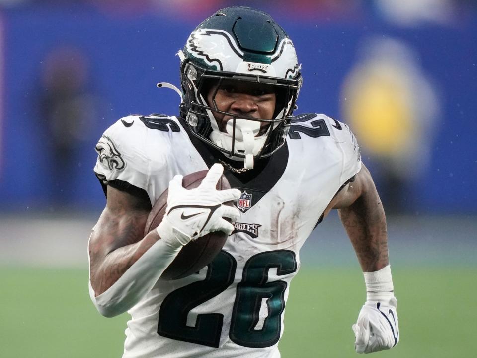 Miles Sanders runs with the ball against the New York Giants.