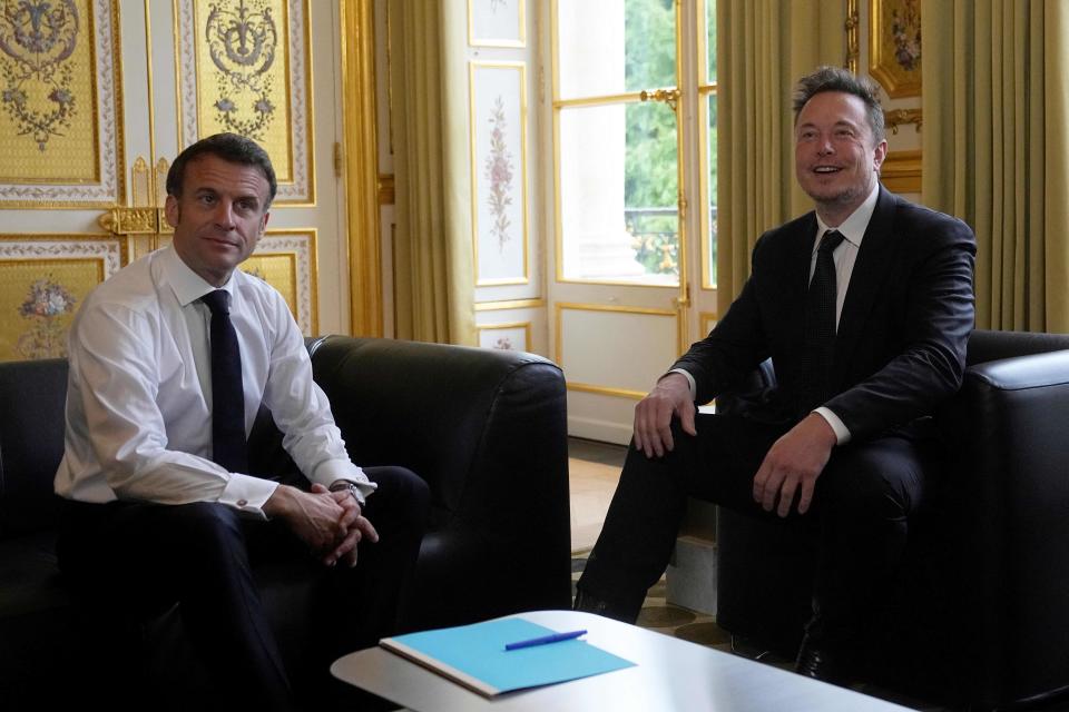 Musk erschien beim Treffen mit Macron unrasiert.  - Copyright: MICHEL EULER/POOL/AFP via Getty Images