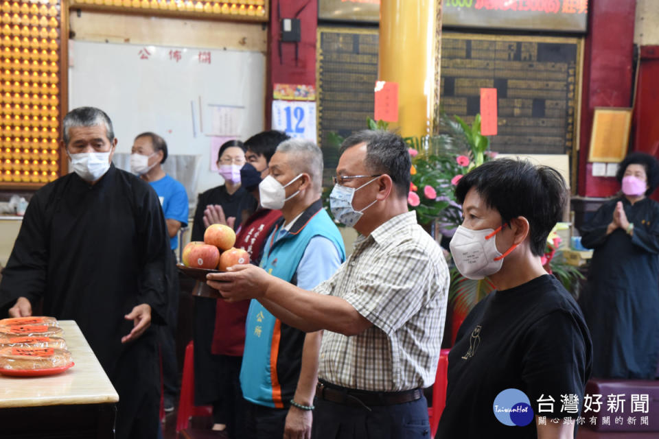 賴峰偉前往三官殿向地官大帝祝壽　祈求疫情遠離