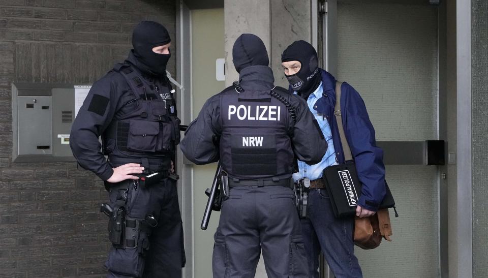 Police investigates in Duesseldorf, Germany, as part of raids in severals German cities, Wednesday, Oct. 6, 2021. German police have carried out large-scale raids in 25 cities in connection with a suspected money-laundering network alleged to have funneled more than $162 million in ill-gotten gains abroad. (AP Photo/Martin Meissner)