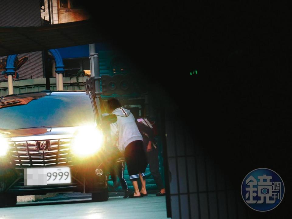 2018年，錢帥君搭乘保母廂型車去幼稚園接孩子，車牌號碼也是9999。