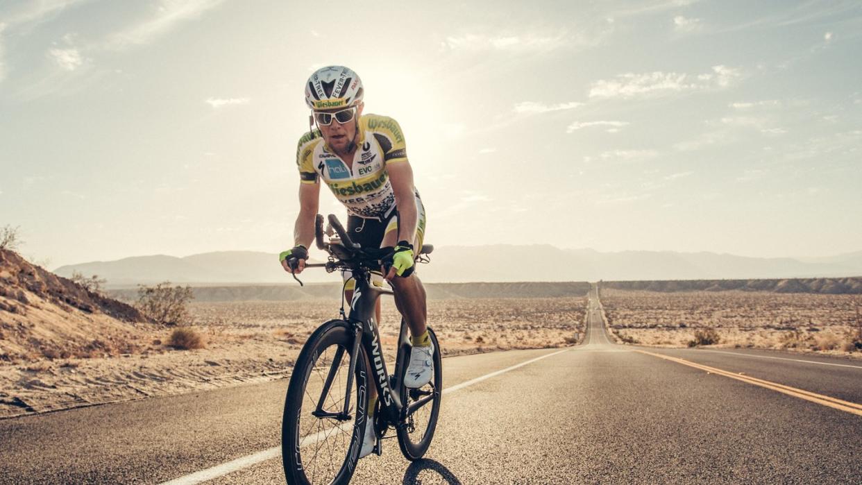 Allein mit der Straße: Christoph Strasser, hier beim «Race Across America» 2018 ist Extremsportler auf dem Fahrrad. Foto: Lupi Spuma/lupispuma.com/dpa-tmn