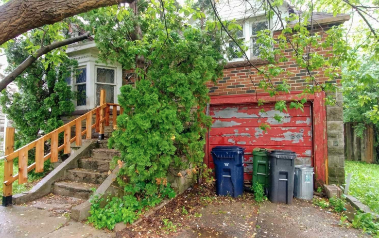 Heard of a green roof? This is a green house. (Zoocasa)