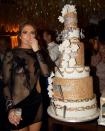 <p>El enorme pastel contó con adornos dorados y plateados. Instagram @jlo </p>