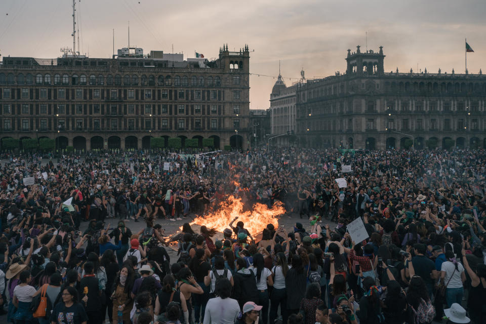 Manifestantes que denuncian la violencia contra las mujeres reunidos en el zócalo de Ciudad de México el Día Internacional de la Mujer, el 8 de marzo de 2020. (Luis Antonio Rojas/The New York Times)