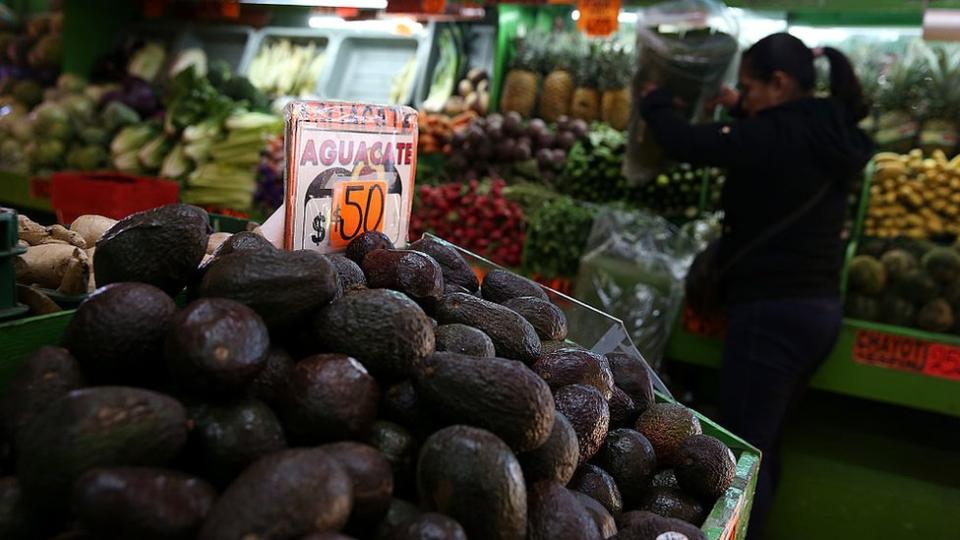 Mercado de frutas y verduras en México con venta de aguacates.
