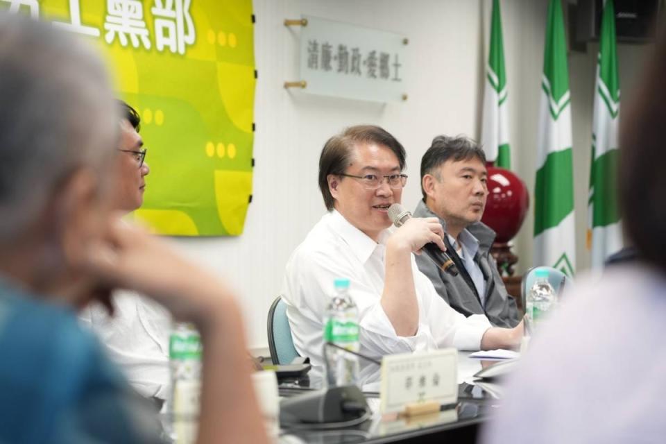 民進黨針對全國各縣市暨勞工黨部執行長舉辦培訓作業，秘書長林右昌主持發言。   圖：民進黨提供