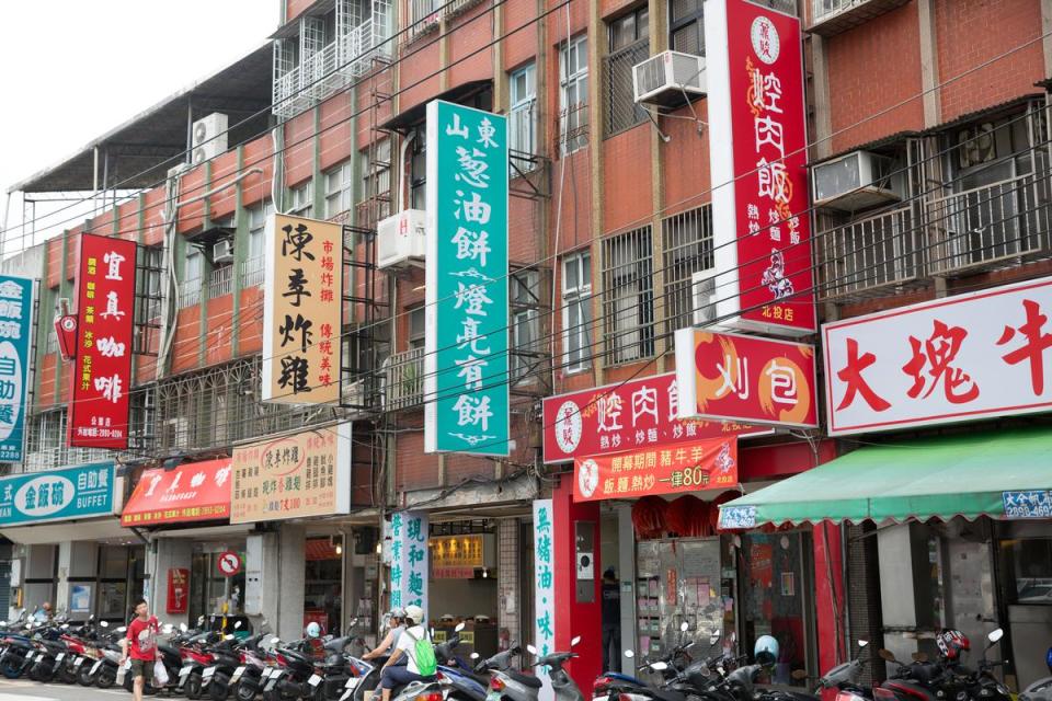 「燈亮有餅」延伸出多種名稱類似的分支店，不過不一定跟林老闆有關，他目前僅在忠誠店和北投店坐鎮。