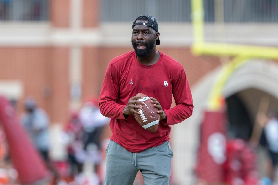 OU interim wide receivers coach L'Damian Washington works with the team during practice Wednesday afternoon in Norman.