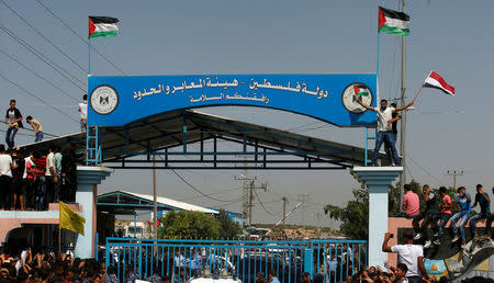 People celebrate as the convoy of Palestinian Prime Minister Rami Hamdallah and his government ministers arrives to take control of Gaza from the Islamist Hamas group, in the northern Gaza Strip October 2, 2017. REUTERS/Suhaib Salem