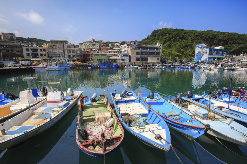 龜吼漁港位於翡翠灣海水浴場北側（圖片來源：Getty Creative）