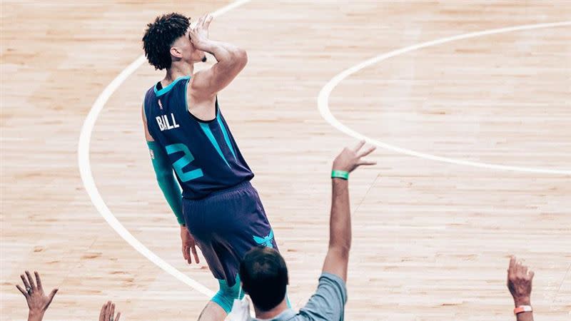 「球三弟」鮑爾（LaMelo Ball）投進7顆三分球攻下25分，黃蜂被塞爾提克中止3連勝。（圖／翻攝自黃蜂推特）