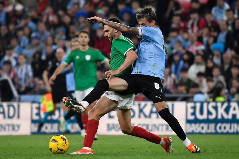 Nicolás Fonseca va al cruce de un rival durante su debut en Uruguay ante Euskadi