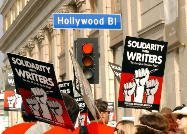 Weil die großen Filmstudios und Streaming-Plattformen ihre Forderungen nach mehr Geld nicht erfüllt haben, streiken in Hollywood tausende Drehbuchautoren. Der Arbeitskampf wurde von der mächtigen US-Autorengewerkschaft (WGA) ausgerufen.