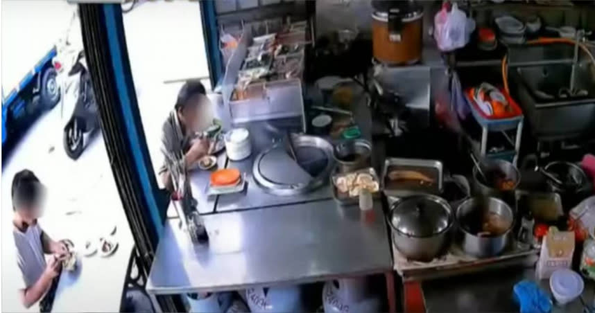 盧男（左下角）點了海鮮早餐，沒有付錢就離開，遭到店家報案。（圖／翻攝畫面）