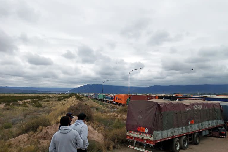 Se estima que casi 3000 camiones están varados en la frontera, en Mendoza