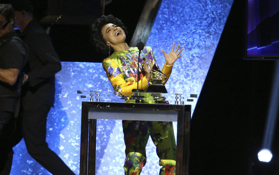 Esperanza Spalding recibe el Grammy al mejor álbum de jazz vocal por "12 Little Spells", el domingo 26 de enero del 2020 en Los Angeles. (Foto por Matt Sayles/Invision/AP)