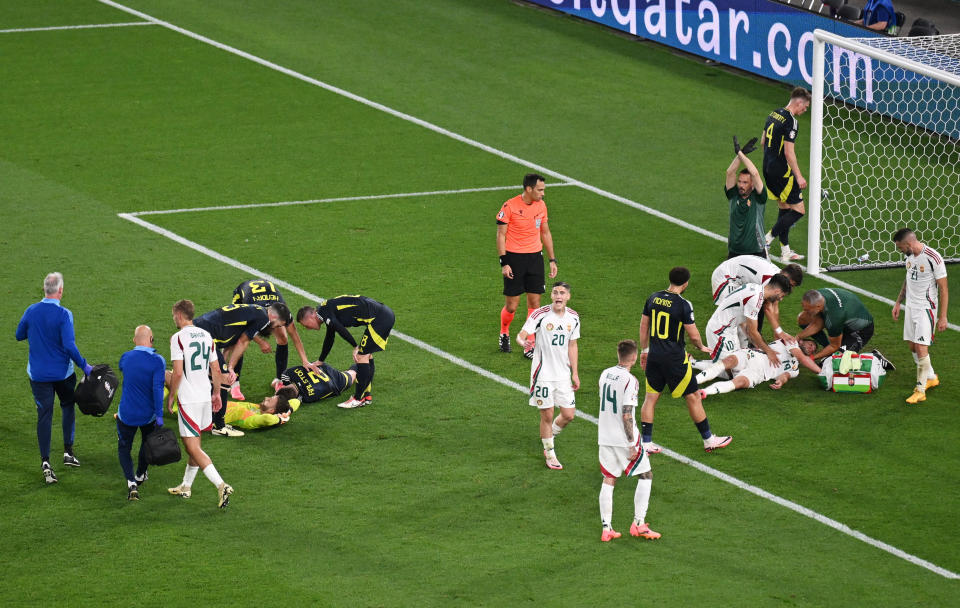 Varga inconsciente en el estadio de Stuttgart/ REUTERS/Angelika Warmuth