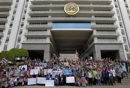 Farmers take part in a rally demanding the Yingluck administration resolve delays in payment, at the Commerce Ministry in Nonthaburi province, on the outskirts of Bangkok February 19, 2014. REUTERS/Chaiwat Subprasom