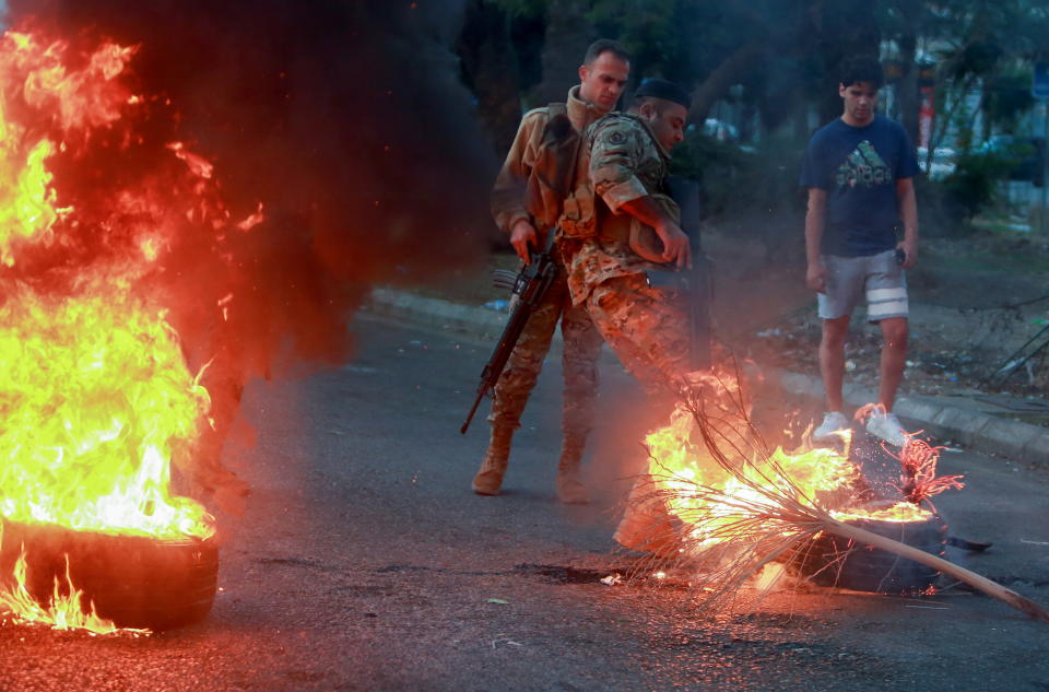 Lebanese army soldiers attempt to open a road that was blocked by demonstrators during a protest on the back of the continuing deterioration of living conditions, in Sidon, Lebanon November 29, 2021. REUTERS/Aziz Taher