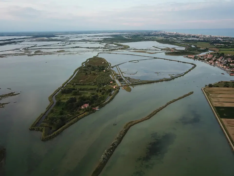 La isla se encuentra en medio de una laguna cerca de la ciudad de Cavallino-Treporti, en la provincia de Venecia. (Foto: <a href="http://www.airbnb.es/rooms/12110686?_set_bev_on_new_domain=1598534244_ZDg5N2M3ZWE3YzY1&source_impression_id=p3_1598534243_2QH3Zgm9E6HE3c5k" rel="nofollow noopener" target="_blank" data-ylk="slk:Airbnb;elm:context_link;itc:0;sec:content-canvas" class="link ">Airbnb</a>).