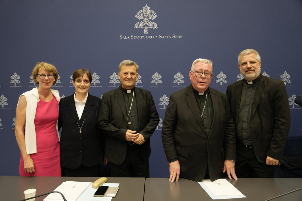 From left, Helena Jeppesen Spuhler, Sister Nadia Coppa, Secretary General of the Synod of Bishops Cardinal Mario Grech, Cardinal Jean-Claude Hollerich and Father Giacomo Costa pose for photographers at the end of a presentation of the new guidelines for the Synod of Bishops at the Vatican, Tuesday, June 20, 2023. (AP Photo/Domenico Stinellis)