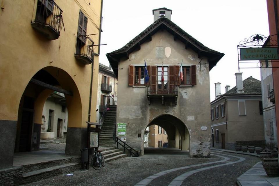 Located in the province of Piedmont, Vogogna is dominated by the imposing Visconti Castle. Established in the 13th century for defense and military purposes, it also served as a prison; today, its imposing walls still overlook the quaint village of Vogogna. The castle and its grounds frequently host medieval history exhibits and events. Another place of interest is the Palazzo Pretorio (central public building), <a href="http://www.lagomaggiore.net/121/palazzo-pretorio.htm" target="_blank">built in 1348 </a>(pictured above).