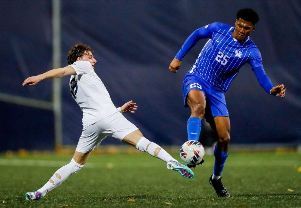 Kentucky freshman Isaiah Chisholm (25) battles Xavier for a ball during Thursday night’s UK victory in the opening round of the NCAA Tournament in Cincinnati. Xavier Athletics