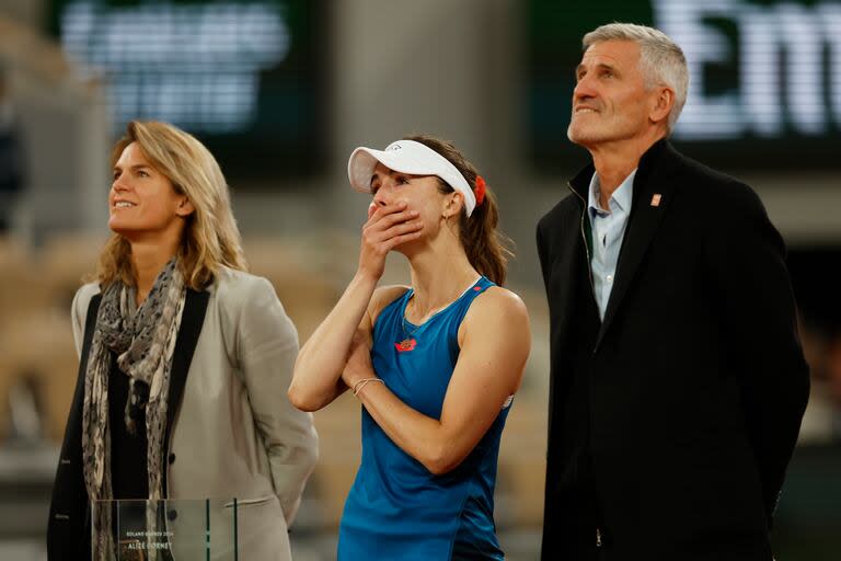 Amelie Mauresmo, directora de Roland Garros, junto con Gilles Moretton, presidente de la Federación de Tenis de Francia, en la despedida de Alizé Cornet