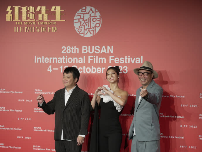 導演寧浩、女主角瑞瑪席丹以及監製余偉國代表出席釜山影展。（圖／官方微博）
