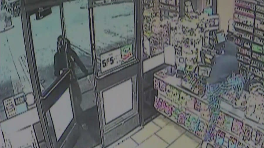 Deputy walks in on attempted robbery at 7-Eleven in Carson