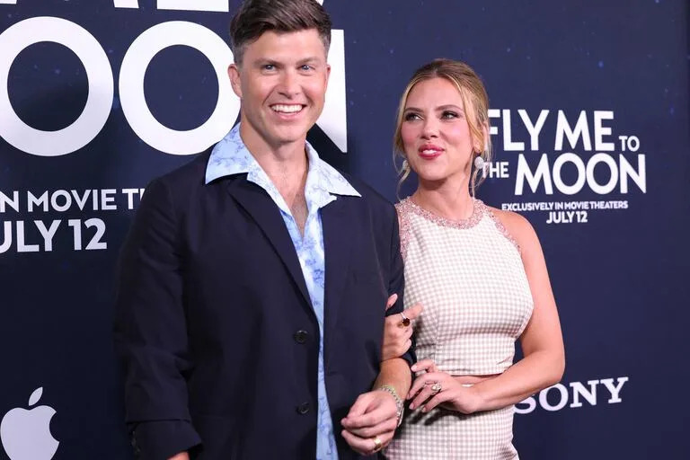 ¡Enamorada! Scarlett Johansson junto a su marido Colin Jost en la alfombra roja; la pareja contrajo matrimonio en octubre de 2020 y suele ser muy reservada en sus apariciones públicas