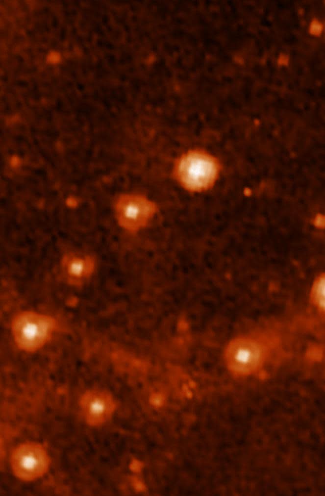La m&#xea;me partie du ciel observ&#xe9;e par deux t&#xe9;lescopes spatiaux sensibles &#xe0; l&#39;infrarouge moyen : Spitzer et, en 2022, James-Webb via son instrument Miri (7,7 microns). &#xa9; Nasa, JPL-Caltech (Spitzer) ; Nasa, ESA, CSA, STScI (JWST)