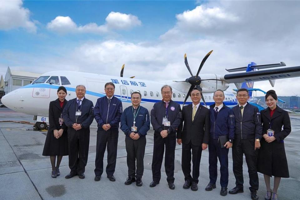 華信航空2024開年喜迎ATR72-600新機抵台，華信總經理張程皓（右三起）、關務署台北關關務長方國賢、華信航空董事長高星潢接機。圖／華信航空