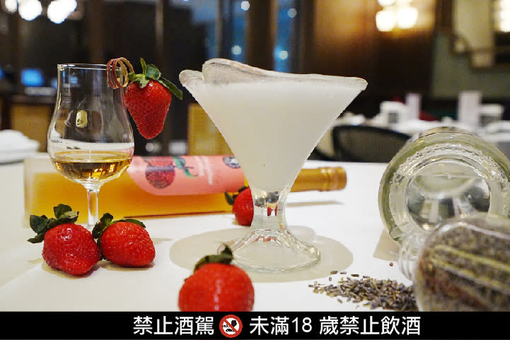 瀚寓酒店在2月14日情人節聯手好飲學院獻上情人特調飲品用台灣水果玉荷包、草莓