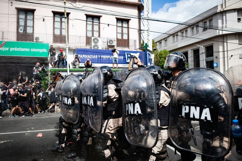 Police clashes with anti-government protesters as they demonstrate against food scarcity at soup kitchens and against President Javier Milei's policies and economic reforms. Protesters clashed with police. Paula Acunzo//dpa