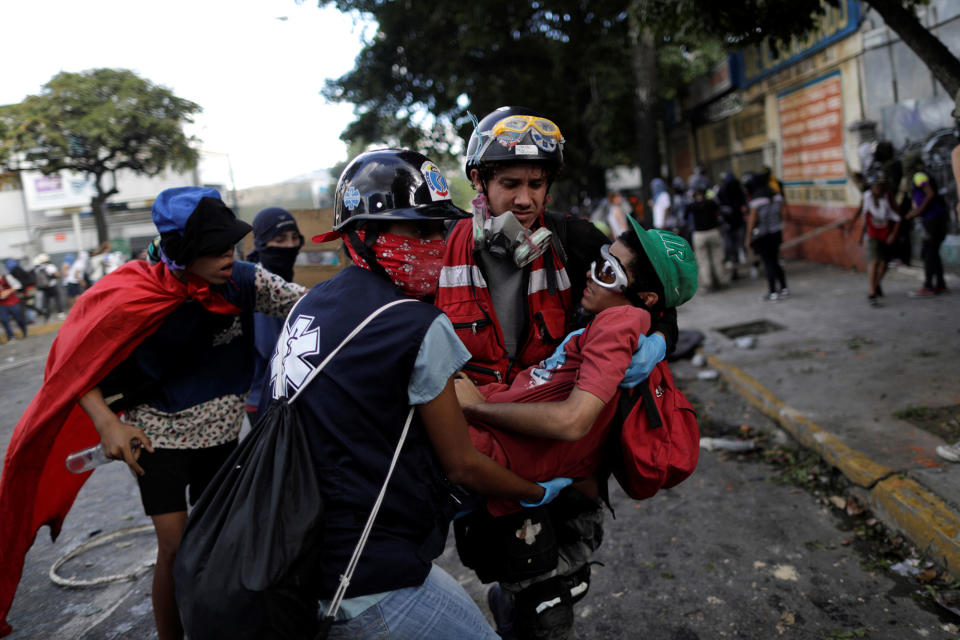 <p>A demonstrator receives help at a rally during a strike called to protest against Venezuelan President Nicolas Maduro’s government in Caracas, Venezuela, July 26, 2017. (Photo: Ueslei Marcelino/Reuters) </p>