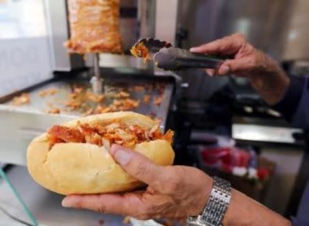 A man prepares a kebab in a fast-food restaurant in Marseille October 9, 2014. REUTERS/Jean-Paul Pelissier