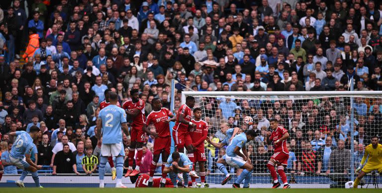 La ejecución del tiro libre de Julián Álvarez, en una de las tres oportunidades que tuvo el campeón del mundo en el partido entre Manchester City y Nottingham Forest por la Premier League.