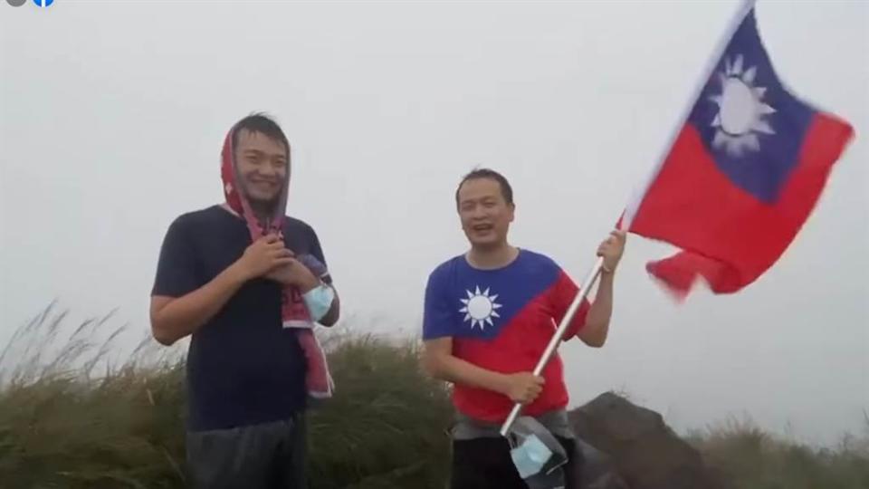 台北市議員羅智強（右）國慶日清晨衝七星山，揮舞國旗唱國歌。（圖／摘自羅智強臉書）