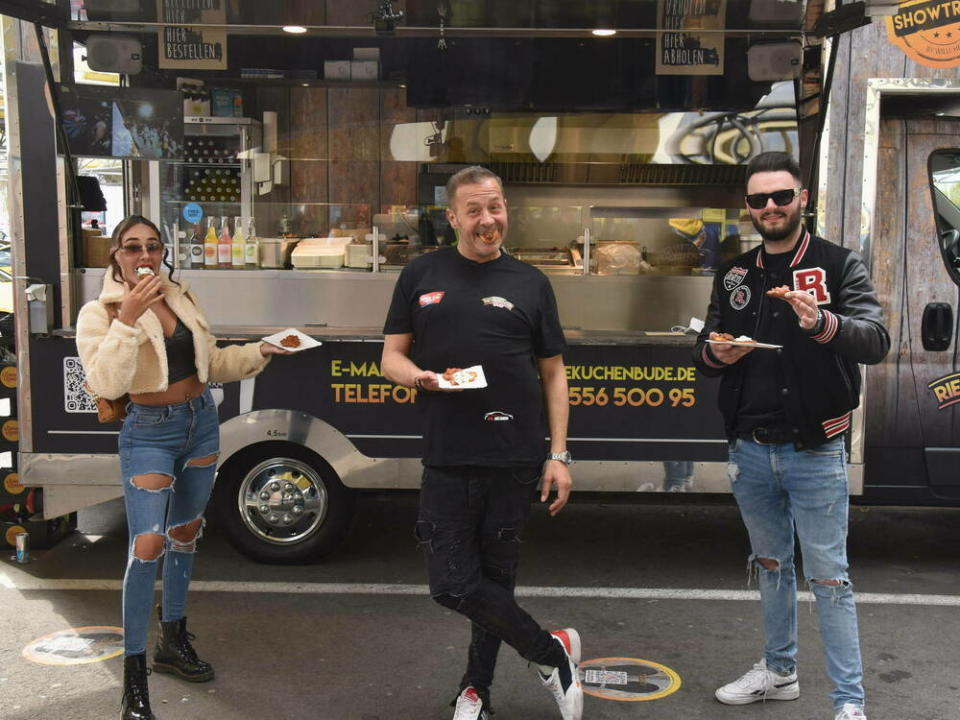 Schauspieler und Sänger Willi Herren mit seiner Tochter Alessia und sein Sohn Stefano bei der Eröffnung seines Foodtrucks vor einer Woche. (Bild: IMAGO / Horst Galuschka)