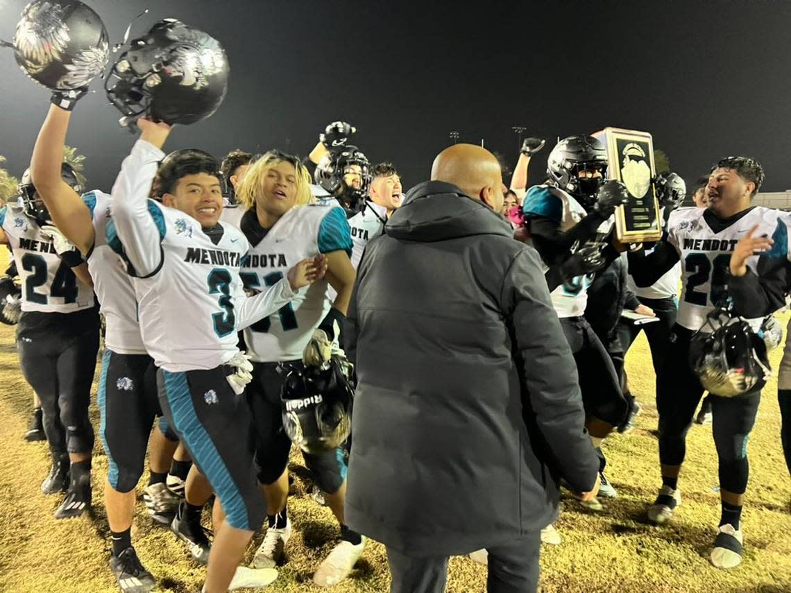 Mendota celebrates a Central Section Division VI title on Friday, Nov. 25, 2022.