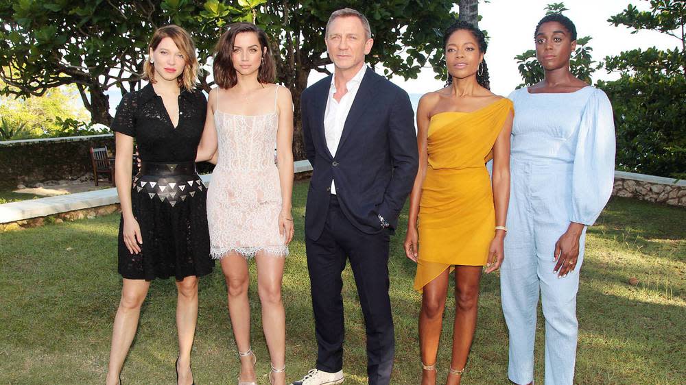 Daniel Craig mit den weiblichen Stars des neuen Bond-Films - Bildquelle: imago images / ZUMA Press