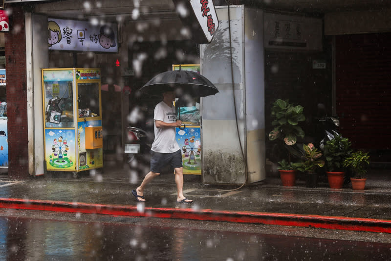 颱風山陀兒逼近  台北間歇性大雨（2） 颱風山陀兒逼近，中央氣象署29日上午發布海上颱風 警報。中央氣象署表示，基隆北海岸、大台北、東半 部地區及蘭嶼、綠島有局部大雨發生。圖為台北市內 湖區出現間歇性大雨，街頭民眾撐傘擋雨。 中央社記者翁睿坤攝  113年9月29日 