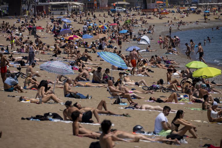 Una playa de Barcelona, colmada. (AP Foto/Emilio Morenatti)