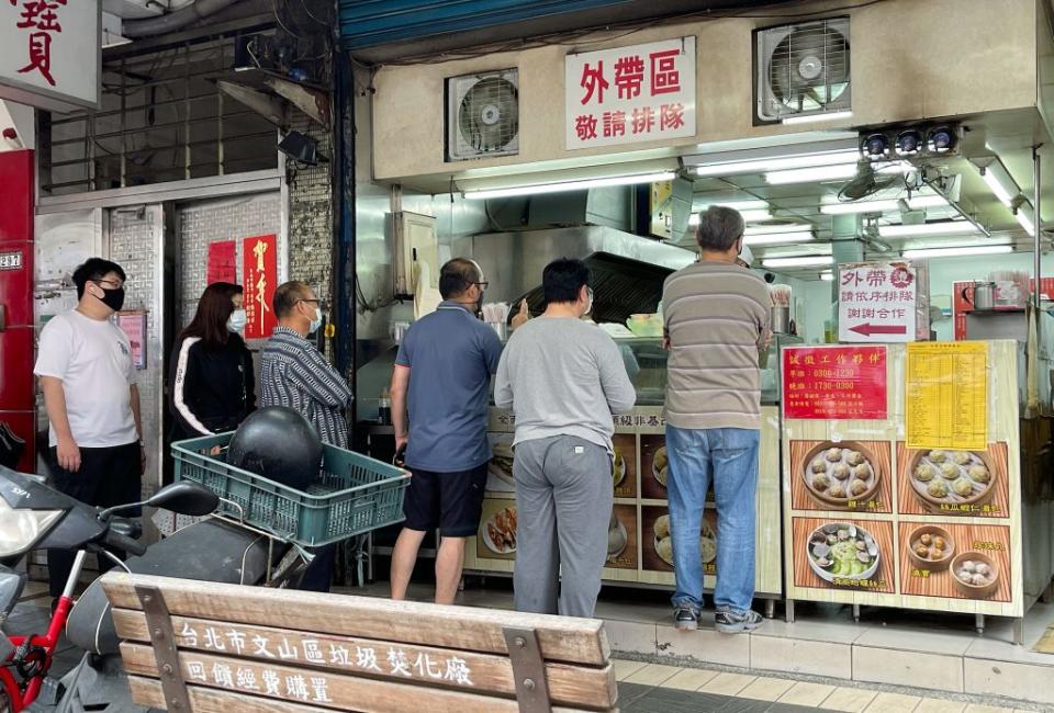 國內疫情快速升溫，餐飲旅館等服務產業首當其衝，商總理事長許舒博呼籲政府紓困應及時到位。（中央社）